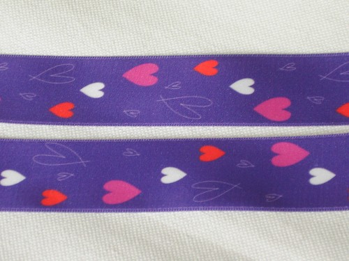 satyna drukowana serca na fiolecie.jpg