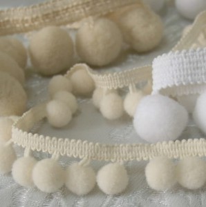 tasiemka ozdobna z pomponikami 10 mm kolor 002 biel   50cm 