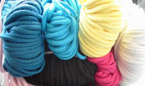 sznurki w motkach na półce.jpg